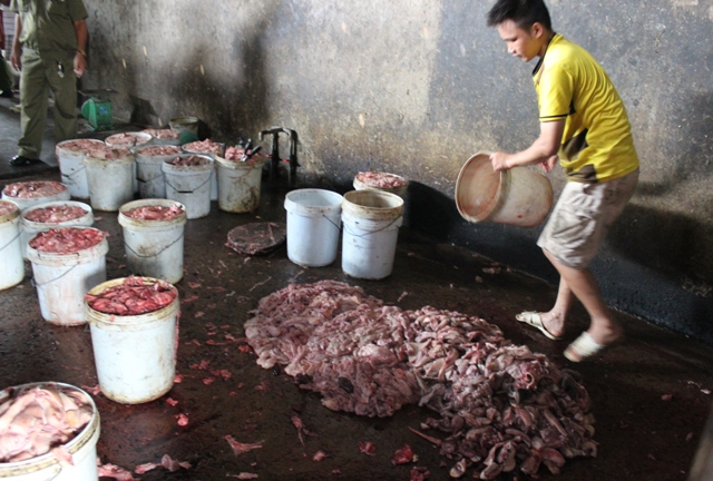 Chế biến mỡ bẩn, bán giá 'bèo' 7.000 đồng/lít
